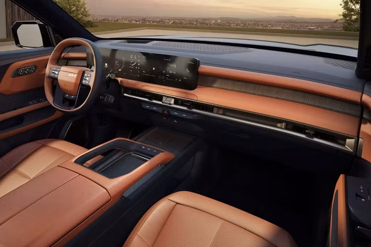 Về công nghệ, Telluride 2027 được trang bị nền tảng hệ điều hành ccNC (Connected Car Navigation Cockpit) mới của Kia, hỗ trợ cập nhật phần mềm OTA. Trợ lý ảo sử dụng AI có thể kích hoạt bằng câu lệnh “Hey Kia”, giúp người lái điều khiển bằng giọng nói các tính năng trong xe.