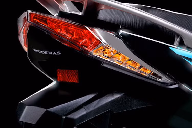 Bộ mâm 14 inch trước sau giúp xe vận hành ổn định hơn trên nhiều loại mặt đường. Hệ thống phanh trước sử dụng đĩa 220 mm, trong khi phanh sau là tang trống tiêu chuẩn.