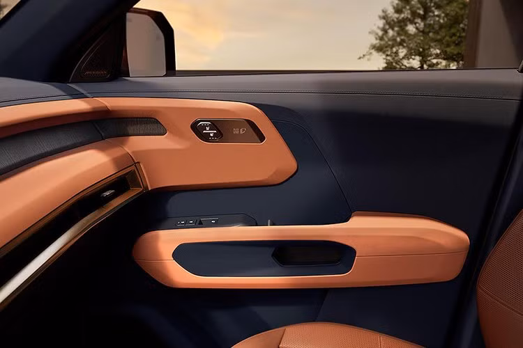 Người dùng có thể tùy chọn các chủ đề hiển thị từ Disney hay toàn bộ 30 đội NBA, đồng thời trải nghiệm các ứng dụng giải trí tích hợp như Disney+, Netflix, YouTube ngay trên màn hình xe. Ngoài ra, tính năng Kia myQ Connected Garage cho phép điều khiển cửa garage tự động từ xa, tăng thêm tính tiện dụng trong đời sống thường ngày.