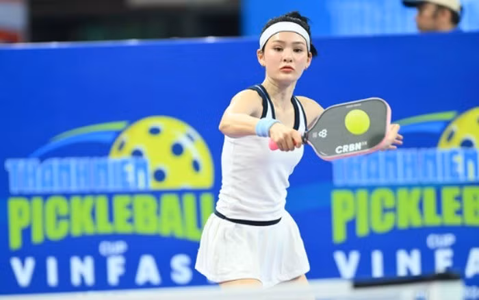 Nếu nhắc đến Hiền Hồ, người hâm mộ thường nghĩ ngay đến một ca sĩ trẻ trung, dịu dàng với giọng hát ngọt ngào. Tuy nhiên, trong gần một năm trở lại đây, cái tên Hiền Hồ còn được nhắc đến thường xuyên trong cộng đồng thể thao, đặc biệt là bộ môn pickleball – một môn thể thao mới nổi ở Việt Nam.