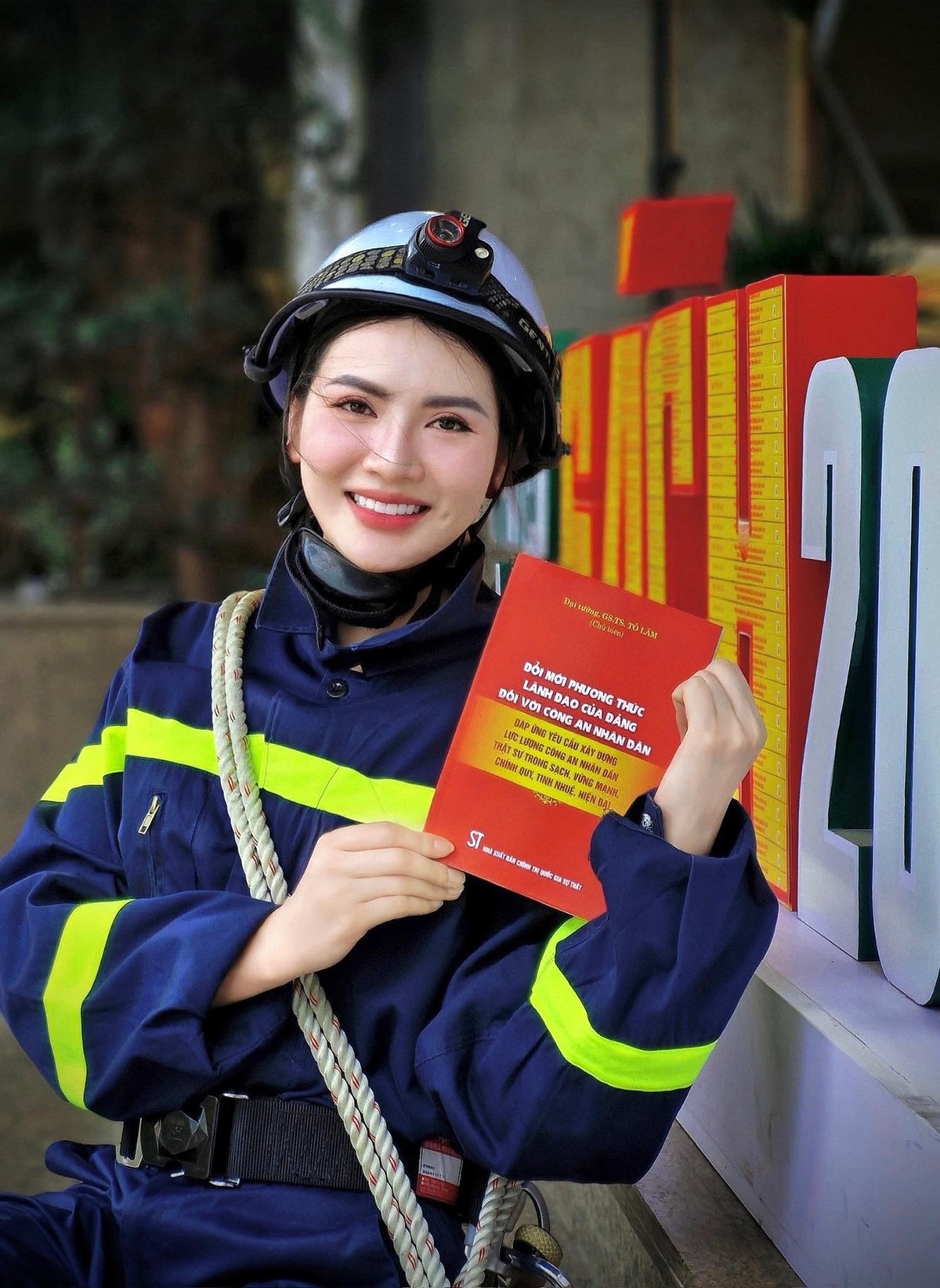 Theo tìm hiểu, Mai Ly xuất thân trong gia đình có truyền thống làm trong ngành công an nhân dân, cả ông, bố và anh trai đều lựa chọn phụng sự cho Tổ quốc.