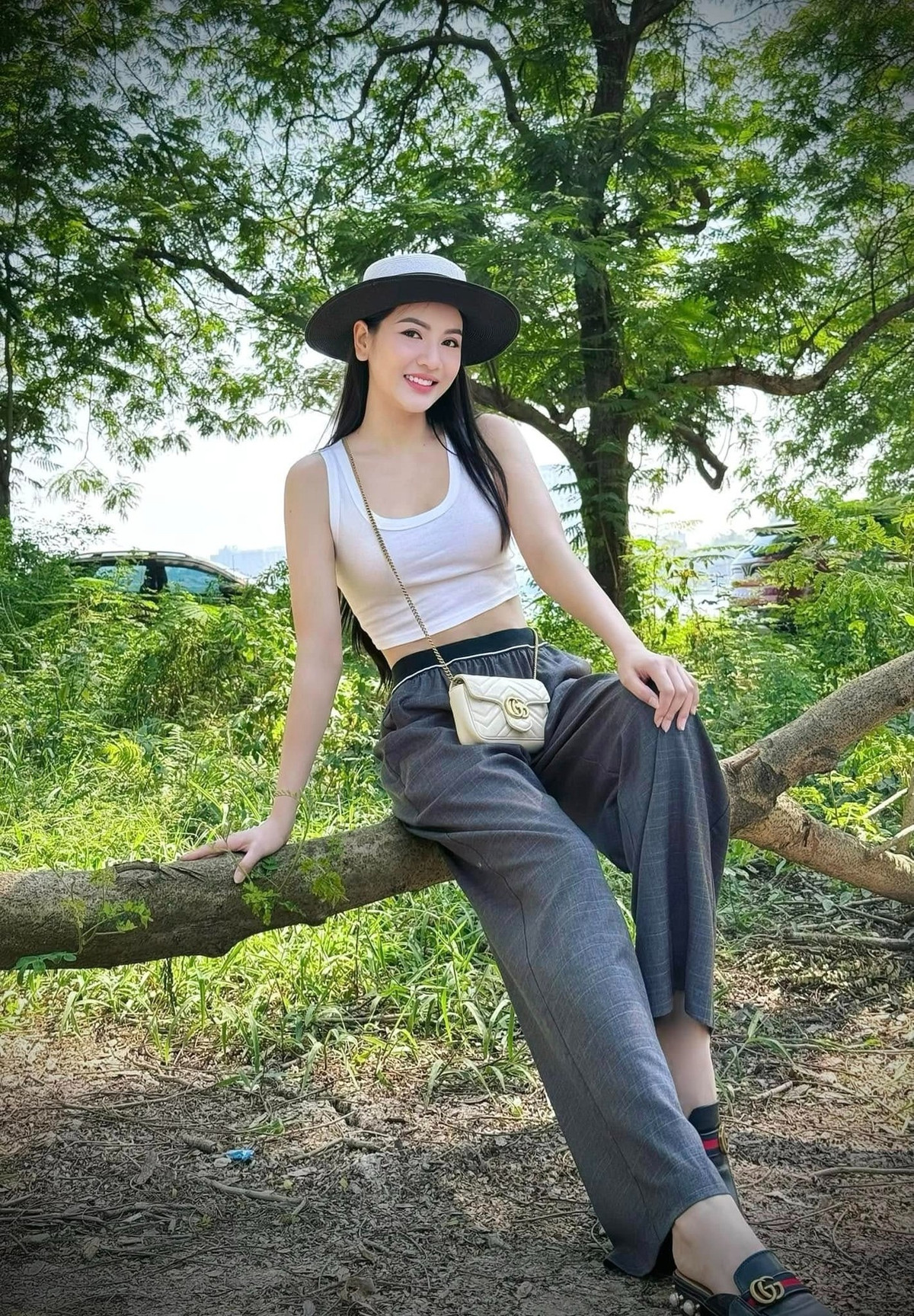 Khi không mặc quân phục, Mai Ly giống như mọi phụ nữ khác yêu thích thời trang và làm đẹp. Phong cách đời thường của cô thiên về nữ tính, thanh lịch và thời thượng. Chiều cao 1,7 m cùng thân hình cân đối giúp cô tỏa sáng trong mọi bộ cánh. Ảnh sử dụng trong bài: Facebook nhân vật, Znews, Tiền Phong.