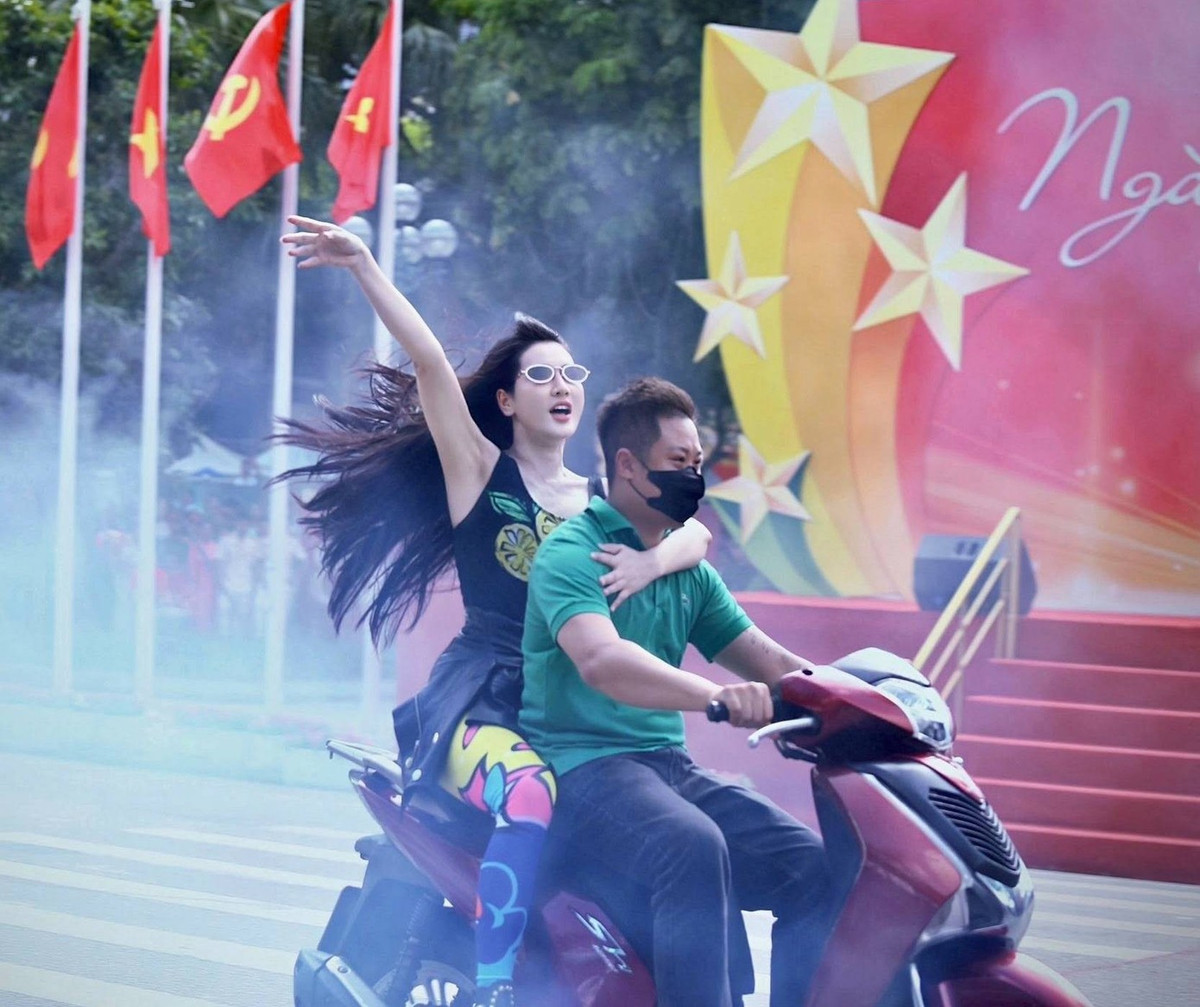 Sáng 10/8, trong khuôn khổ chương trình Ngày hội vì thủ đô bình yên, Công an TP Hà Nội tái hiện nhiều tình huống giả định nhằm tuyên truyền, nâng cao nhận thức của người dân về kỹ năng xử lý tình huống và phòng chống tội phạm. Một trong số đó là tình huống giả định các đối tượng có biểu hiện quá khích gây mất trật tự công cộng trên phố đi bộ Hồ Gươm (Hà Nội).