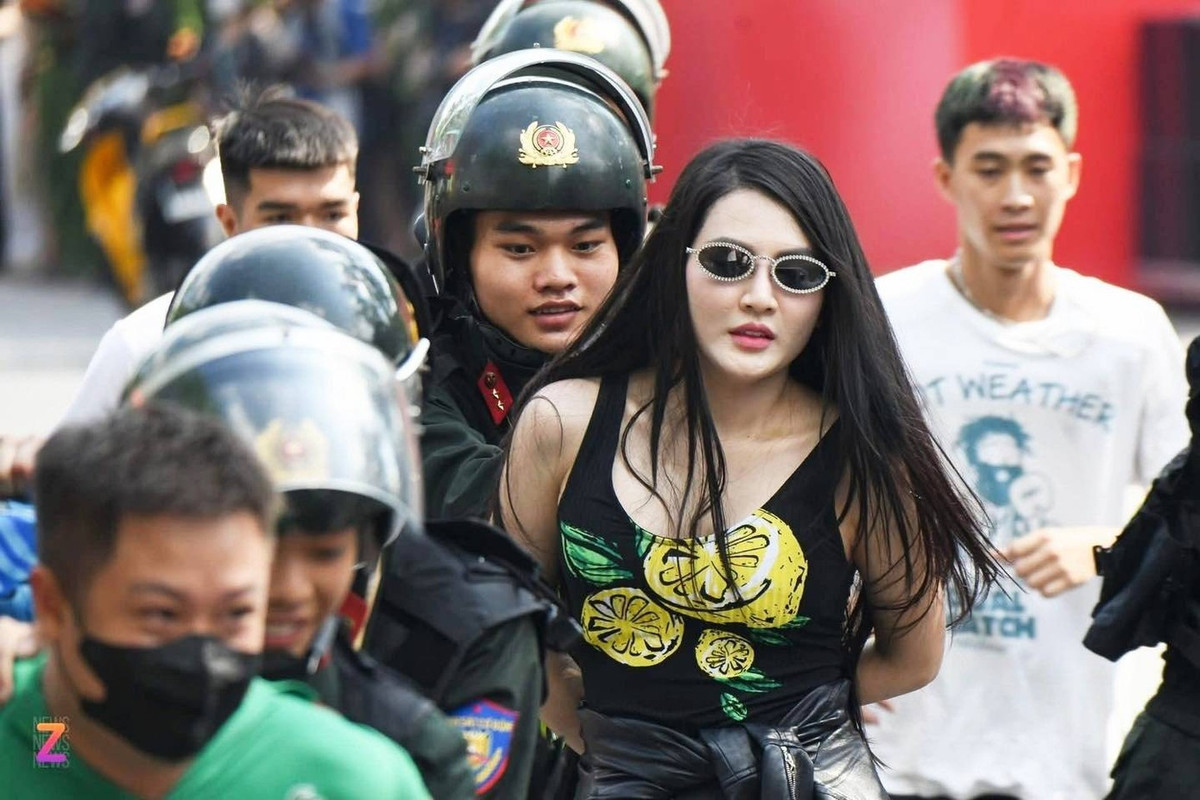 Bỏ qua bộ đồ "cháy nhất phố", cô gái nổi bật nhờ ngoại hình xuất sắc, từ gương mặt, làn da đến vóc dáng. Những hình ảnh về cô ngay lập tức được chia sẻ rộng rãi và trở thành chủ đề nóng trên mạng xã hội trên mạng xã hội. Ảnh: Znews