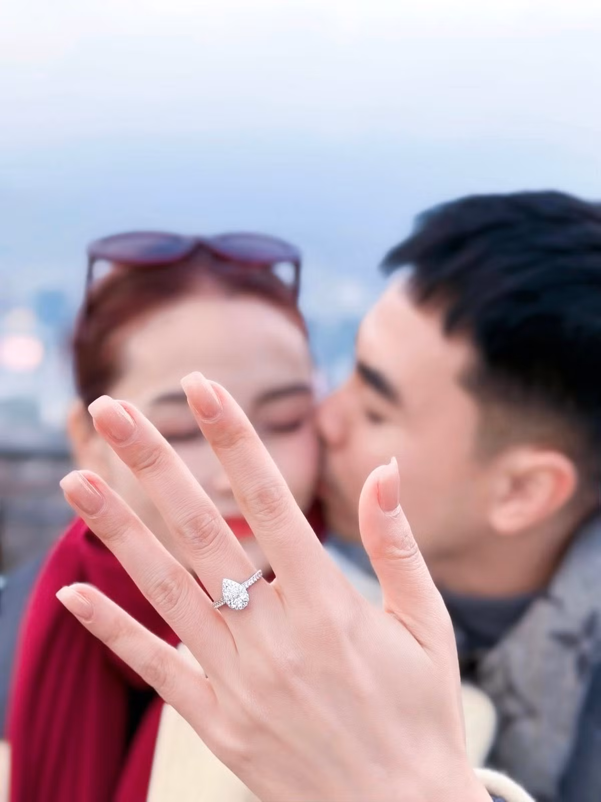 MC Mù Tạt và cầu thủ Phạm Đức Huy vốn là những gương mặt được công chúng yêu mến trong hai lĩnh vực khác nhau – truyền hình và bóng đá. Cả hai từng là bạn bè thân thiết trước khi chính thức bước vào mối quan hệ tình cảm.