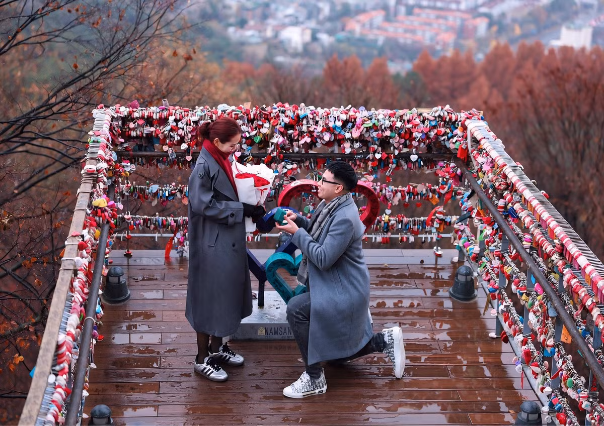 Chuyến du lịch Hàn Quốc sau đó được xem là “kỳ nghỉ ngọt ngào” đánh dấu bước ngoặt mới: từ người yêu trở thành vị hôn phu – hôn thê. Các bức ảnh đong đầy tình cảm của họ lan truyền nhanh chóng, khiến nhiều người không khỏi xuýt xoa trước chuyện tình đáng yêu này.