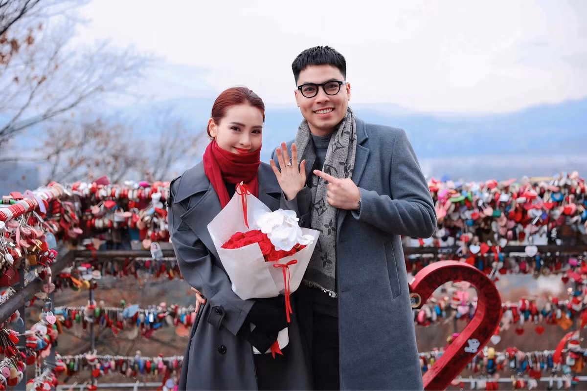 Màn cầu hôn mới đây càng khiến cộng đồng mạng “bùng nổ” khi Phạm Đức Huy chuẩn bị không gian lãng mạn để gửi lời đề nghị gắn bó trọn đời. Mù Tạt xúc động nhận lời trong sự chúc phúc của bạn bè và người hâm mộ.