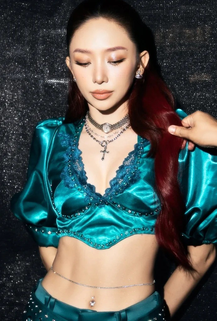 Ở tuổi 36, Tóc Tiên vẫn giữ được vóc dáng đáng ngưỡng mộ mà không phải ai cũng có được. Bí quyết của cô có lẽ nằm ở việc duy trì lối sống lành mạnh, tập luyện thể thao đều đặn và có chế độ ăn uống khoa học.