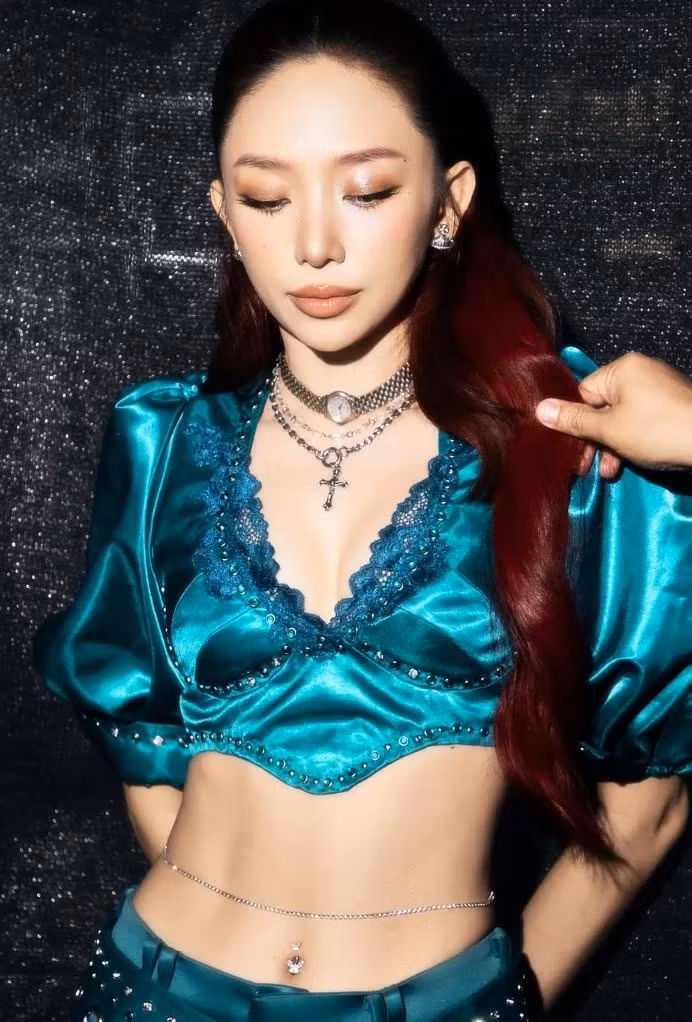 Ở tuổi 36, Tóc Tiên vẫn giữ được vóc dáng đáng ngưỡng mộ mà không phải ai cũng có được. Bí quyết của cô có lẽ nằm ở việc duy trì lối sống lành mạnh, tập luyện thể thao đều đặn và có chế độ ăn uống khoa học.