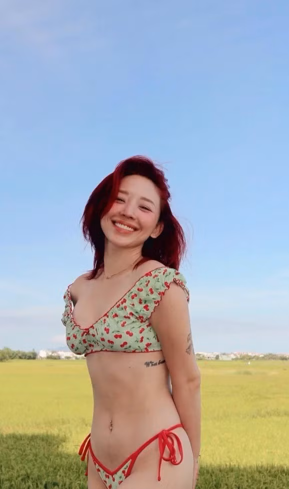 Mỗi khi xuất hiện, Tóc Tiên luôn biết cách khiến mạng xã hội "bùng nổ". Nữ ca sĩ luôn khiến người hâm mộ "đứng ngồi không yên" khi đăng tải những bức ảnh diện bikini trong chuyến du lịch của mình.