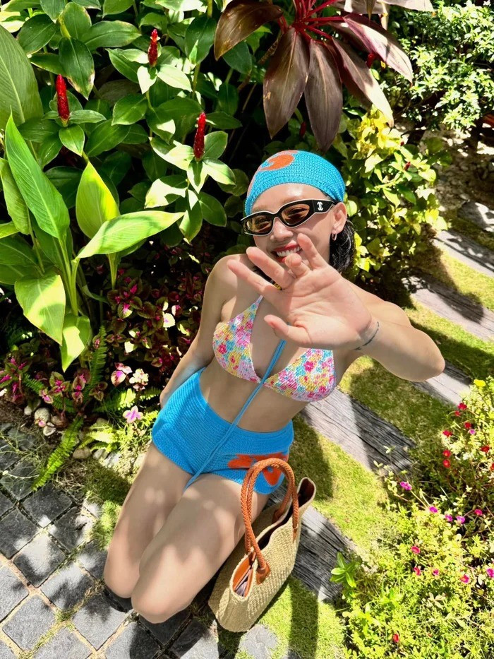 Không cần tạo dáng cầu kỳ, cô vẫn toát lên thần thái cuốn hút và khí chất riêng biệt, vừa quyến rũ, vừa hiện đại nhưng không kém phần thanh lịch.