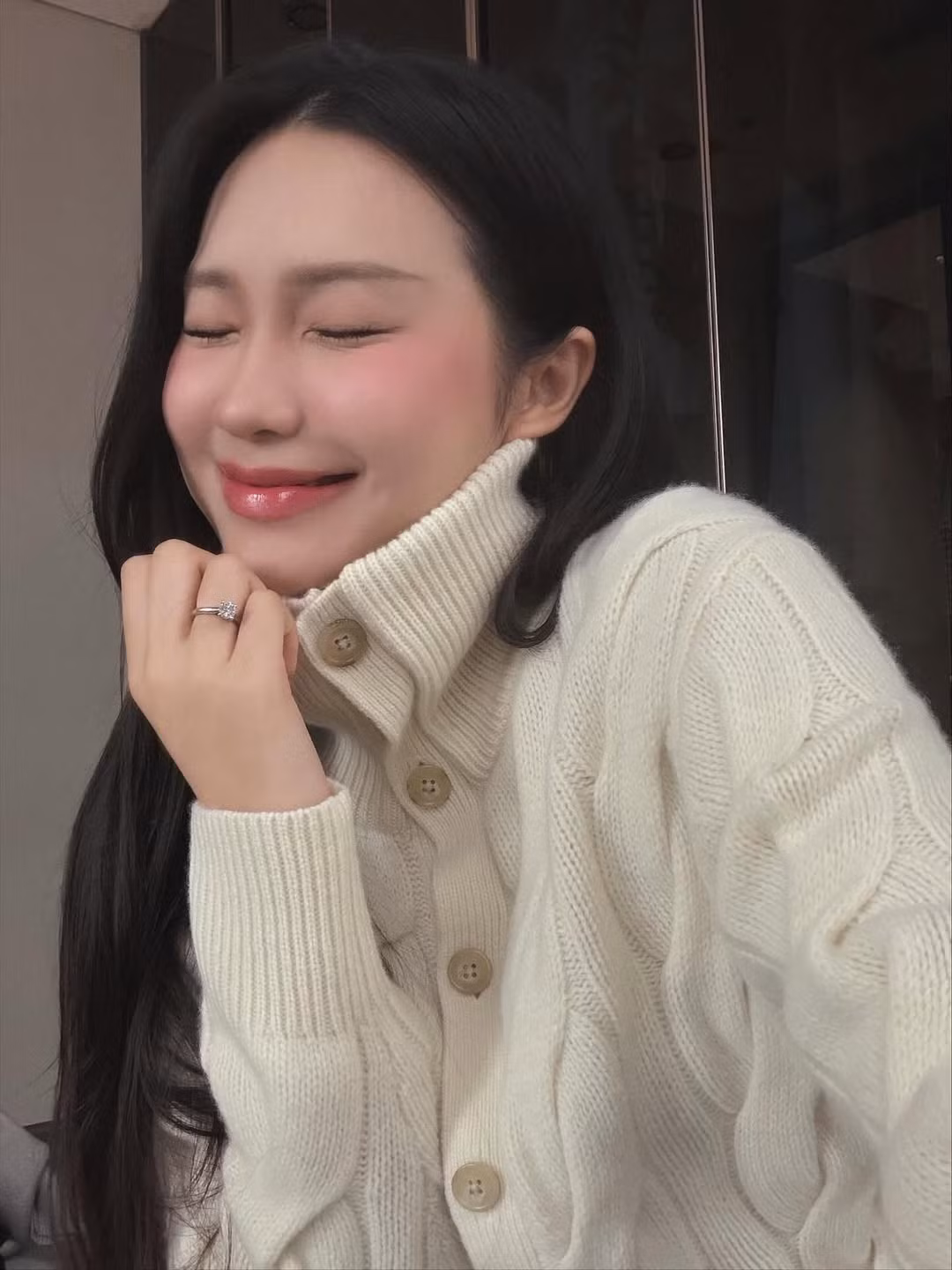 Trong bức ảnh chụp toàn cảnh hơn, Hải My kết hợp chiếc áo len này với quần jeans ống rộng màu xanh nhạt, tạo nên một set đồ vừa thoải mái, vừa thời thượng cho ngày lạnh.