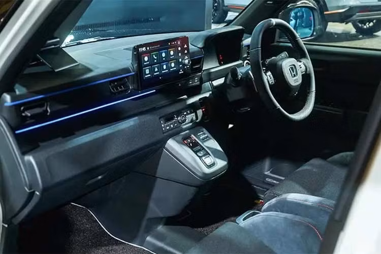 Khoang cabin được nâng cấp với ghế bán bucket của Recaro ở hàng ghế trước. Ngoài ra, xe còn có thêm các phụ kiện mang thương hiệu Mugen như thảm sàn, ốp bậc cửa, ốp bảo vệ cửa và logo trên vô lăng. Một số trang bị bổ sung khác gồm gương chống bám nước và vè che mưa.