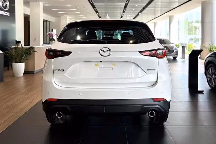 Mazda CX-5 công bố mức giá khởi điểm dưới 700 triệu đồng được xem là góp phần làm mờ ranh giới giữa các phân khúc. Điều này có thể thúc đẩy một vòng đua giá mới, khi các hãng xe buộc phải điều chỉnh chiến lược để duy trì sức cạnh tranh, qua đó mang lại thêm lựa chọn có lợi cho người tiêu dùng.