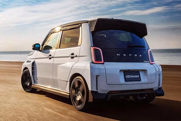 Tuy nhiên, hệ truyền động điện không được nâng cấp. Xe vẫn sử dụng một mô-tơ điện đơn, cho công suất tối đa khoảng 94 mã lực khi kích hoạt chế độ Boost Mode. Để tăng trải nghiệm lái, Honda trang bị hệ thống âm thanh giả lập mô phỏng tiếng động cơ và chuyển số.