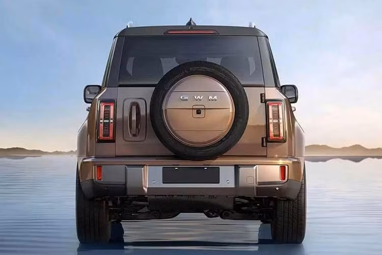 Ở phía trước, xe sử dụng cụm đèn pha kiểu 4 điểm hoặc ma trận trong khi nóc tích hợp cảm biến LiDAR, cho thấy khả năng hỗ trợ các hệ thống hỗ trợ lái nâng cao. Xe vẫn sử dụng tay nắm cửa truyền thống và đi kèm những chi tiết thực dụng như bậc lên xuống và thanh giá nóc. Phía sau, xe được trang bị đèn hậu đặt dọc và cửa cốp mở ngang vì lắp lốp dự phòng bên ngoài, củng cố vị thế là một mẫu SUV phục vụ phong cách sống phóng khoáng với khả năng off-road nhẹ.