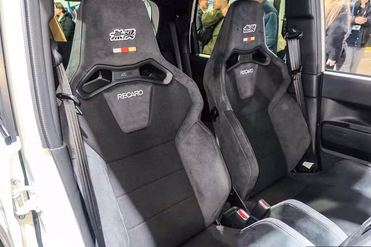 Honda Super-One cũng sở hữu thiết lập khung gầm thể thao hơn với hệ thống treo hạ thấp và chiều rộng cơ sở bánh xe lớn hơn so với các mẫu kei car thông thường.