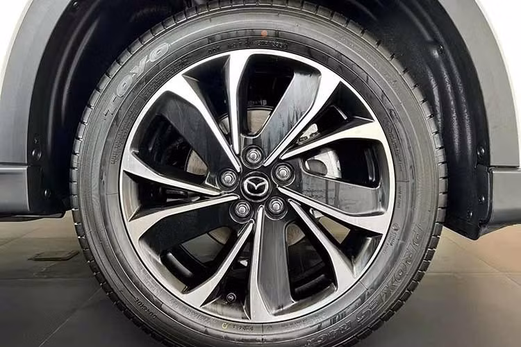 Có thể thấy, việc Mazda bổ sung phiên bản giá rẻ cho CX-5 diễn ra trong bối cảnh phân khúc SUV, crossover cỡ trung tại Việt Nam đang bước vào giai đoạn cạnh tranh gay gắt. Trước đó, Ford Territory đã chủ động điều chỉnh giá niêm yết, đưa phiên bản tiêu chuẩn xuống còn 739 triệu đồng nhằm gia tăng sức ép lên các đối thủ.