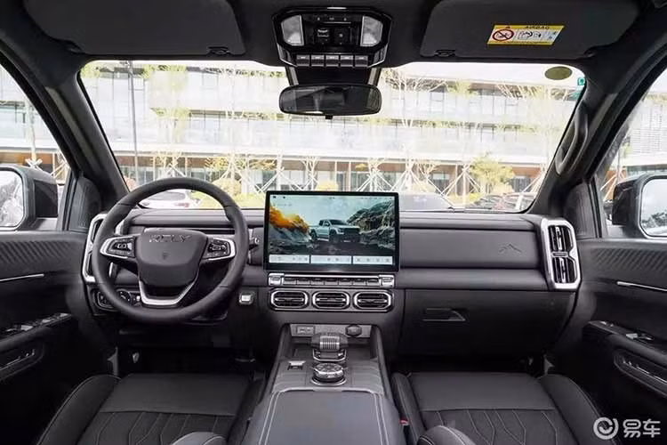 Hàng ghế sau có đệm dài 500 mm và góc tựa lưng 26 độ. Các hệ thống hỗ trợ lái đạt cấp độ 2, bao gồm camera toàn cảnh 360 độ và chế độ hiển thị khung gầm trong suốt. 6 túi khí và hệ thống cân bằng điện tử cũng được trang bị cho xe.