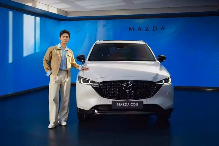 Mới đây, trên trang chủ của Mazda Việt Nam đã bổ sung phiên bản 2.0L Deluxe cho sản phẩm chủ lực CX-5, nâng tổng phiên bản của mẫu SUV cỡ C lên thành 8 lựa chọn. Giá xe Mazda CX-5 2.0L Deluxe tại Việt Nam được đề xuất ở mức cực kỳ cạnh tranh, 699 triệu đồng.