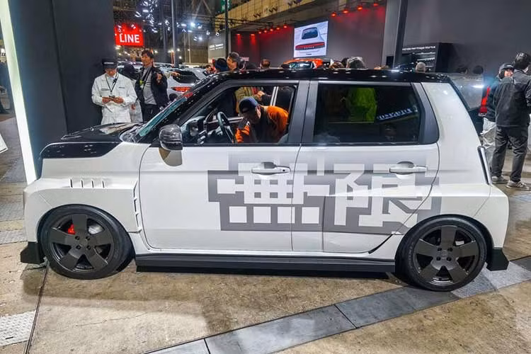 Lấy cảm hứng từ phong cách retro của Honda City Turbo II, bản độ Super-One được Mugen nâng cấp mạnh về ngoại thất. Xe sở hữu cản trước thể thao màu đen, nắp ca-pô có khe thoát gió và đặc biệt là bộ vòm bánh mở rộng tích hợp khe gió, tạo dáng vẻ hầm hố hơn.