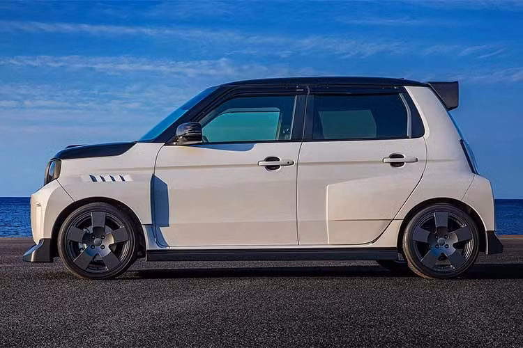 Hiện Mugen chưa công bố giá bán cho các gói nâng cấp của Honda Super-One chạy điện do vẫn đang trong quá trình phát triển. Dự kiến, phiên bản này sẽ được giới thiệu tại Nhật Bản vào cuối tháng 5/2026.