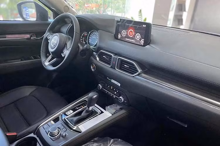 Diễn biến này cho thấy áp lực cạnh tranh không chỉ đến từ các đối thủ truyền thống mà còn từ những mẫu xe mới gia nhập thị trường với chiến lược giá, trang bị hấp dẫn hơn. Trong bối cảnh đó, việc bổ sung phiên bản giá rẻ được xem là bước đi cần thiết để CX-5 lấy lại sức hút, đồng thời bảo vệ thị phần trước làn sóng cạnh tranh ngày càng mạnh mẽ.