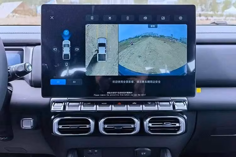 Khung gầm của xe sử dụng hệ thống treo trước tay đòn kép và treo sau nhíp lá, cân bằng giữa khả năng vận hành off-road cũng như tải trọng. Ngoài ra, xe còn sở hữu góc tiếp cận 34 độ, góc thoát 29 độ và khoảng sáng gầm 230 mm. Thêm vào đó là các tính năng như quay tại chỗ và chế độ di chuyển ngang như cua bò.