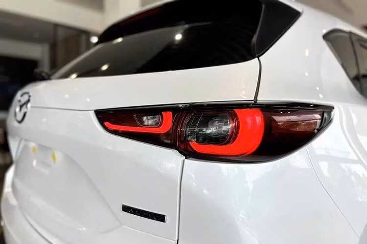 Việc tách nhỏ phiên bản Mazda CX-5 sẽ giúp khách hàng có thêm những lựa chọn linh hoạt, phù hợp với túi tiền và nhu cầu sử dụng thực tế. Đặc biệt, đây là lần đầu tiên CX-5 có mức giá niêm yết chính thức dưới ngưỡng 700 triệu đồng.