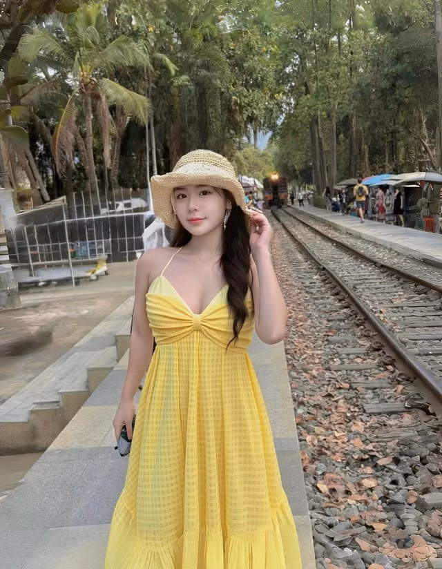 Phản ứng từ cư dân mạng có phần tích cực hơn rất nhiều so với những lần "gây bão" trước đây của Thiên Di. Phía dưới loạt ảnh mới, hàng nghìn lượt bình luận khen ngợi nhan sắc tự nhiên, thần thái chững chạc và cách ăn mặc thanh lịch của cô nàng.