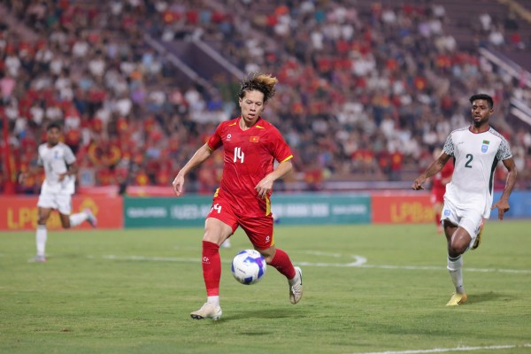 Trong hiệp 2, HLV Kim Sang Sik quyết định thay đổi nhân sự. Ông thầy người Hàn Quốc tung 3 cầu thủ mới vào sân trong đó có tiền vệ Việt kiều Viktor Lê (số 14). Niềm tin của HLV Kim Sang Sik đã được đền đáp khi chính Viktor Lê là người ghi bàn ấn định chiến thắng 2-0 cho U23 Việt Nam.