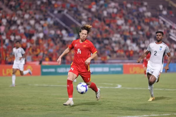 Trong hiệp 2, HLV Kim Sang Sik quyết định thay đổi nhân sự. Ông thầy người Hàn Quốc tung 3 cầu thủ mới vào sân trong đó có tiền vệ Việt kiều Viktor Lê (số 14). Niềm tin của HLV Kim Sang Sik đã được đền đáp khi chính Viktor Lê là người ghi bàn ấn định chiến thắng 2-0 cho U23 Việt Nam.