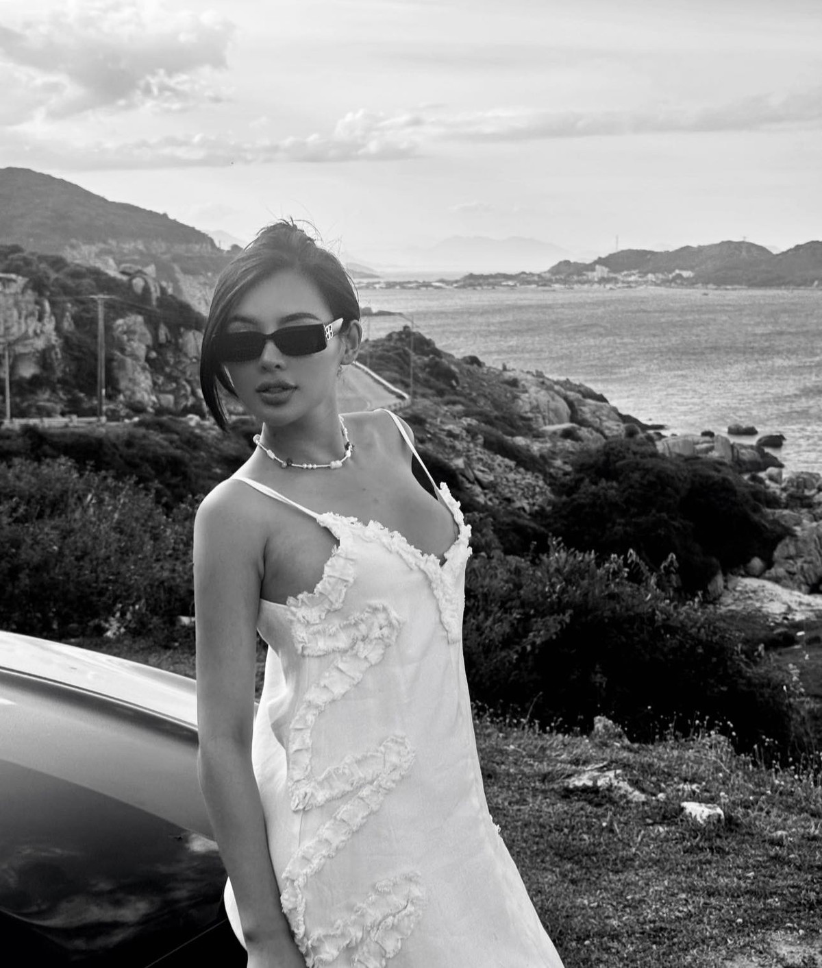 Loạt ảnh "cực bạo" mà nữ idol streamer tung ra trên trang cá nhân đã thực sự gây "chấn động" mạng xã hội. Cô đã khoe trọn vẹn đường cong quyến rũ táo bạo hơn hẳn với bikini kiệm vải. Cách cô tạo dáng toát lên sự tự tin, phóng khoáng và tràn đầy sức sống.