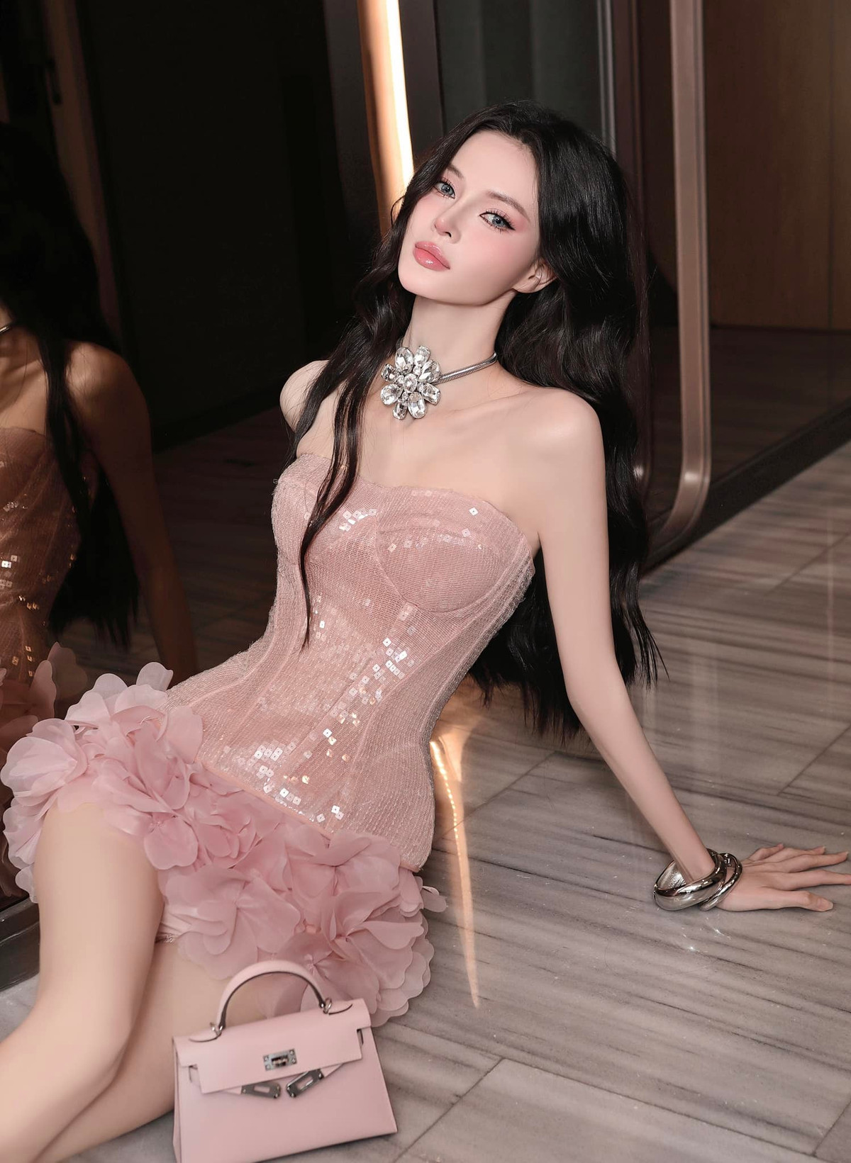 Sự tự tin, thẳng thắn và nhất quán với lựa chọn hình thể đã giúp Á quân The New Mentor 2023 tạo nên dấu ấn riêng, đồng thời khẳng định vị trí của một người mẫu theo đuổi high fashion đúng nghĩa trong làng mốt Việt.