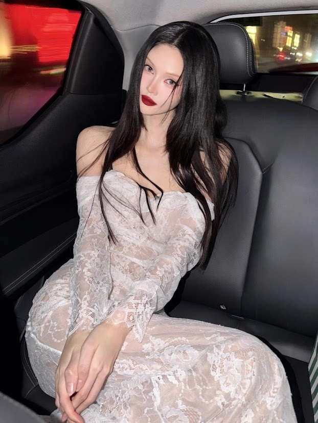 Mới đây, khoảnh khắc Đỗ Hương Giang sải bước trên phố nhanh chóng thu hút sự chú ý. Giữa không gian đời thường, vóc dáng mảnh mai cùng tỷ lệ cơ thể “siêu thực” của cô nổi bật rõ rệt. Tay chân thon dài, khung xương nhỏ khiến tổng thể càng thêm thanh thoát. Đặc biệt, vòng eo mỏng dính, phẳng lì, gần như “lọt thỏm” giữa phần hông và lồng ngực khiến nhiều người không khỏi trầm trồ.