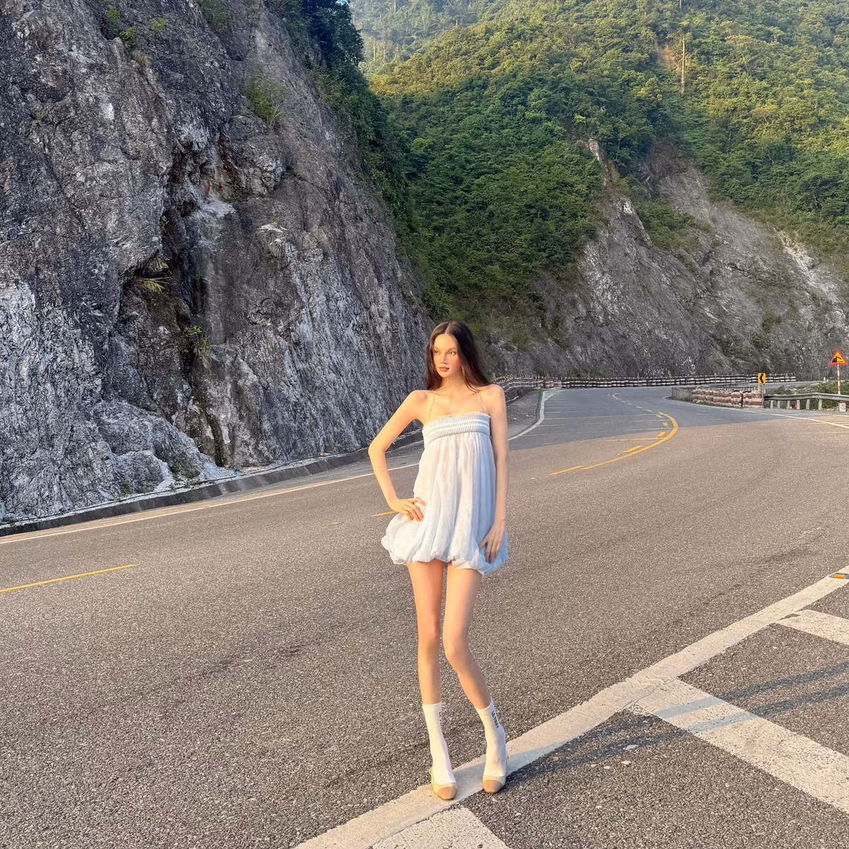 Tuy nhiên, bên cạnh những lời khen về thần thái và vóc dáng, không ít ý kiến lo ngại cho sức khỏe của Hương Giang. Nhiều người cho rằng thân hình quá gầy, đôi chân khẳng khiu, cánh tay nhỏ và khung xương lộ rõ khiến ngoại hình của cô trông “đáng báo động”. Thậm chí, có ý kiến còn nhận xét nhìn qua chưa chắc nữ người mẫu đã đạt mốc 35kg.