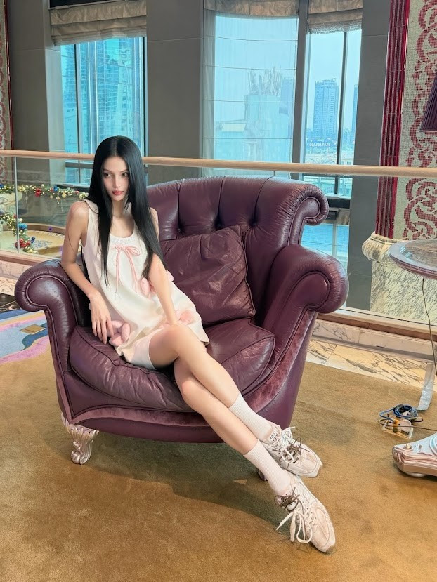 Theo đuổi hình tượng high fashion, Hương Giang sở hữu thân hình siêu gầy, khung xương nhỏ cùng tỷ lệ cơ thể dài, thẳng. Chính điều này giúp cô dễ dàng chinh phục các thiết kế khó nhằn, đòi hỏi form dáng mảnh khảnh như người mẫu quốc tế. Tuy nhiên, cũng vì vậy mà cân nặng chỉ khoảng 35kg của người đẹp nhiều lần trở thành đề tài bàn tán sôi nổi trên mạng xã hội.