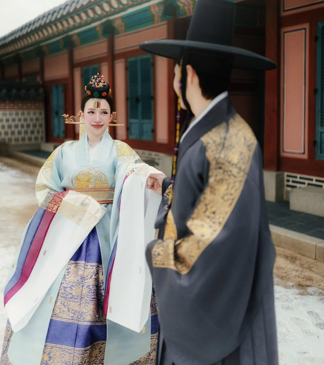 Những khoảnh khắc cả hai trao ánh nhìn, nắm tay hay đứng cạnh nhau trước khung cảnh cung điện cổ kính càng làm nổi bật sự gắn kết và tình cảm bền chặt của cặp đôi.