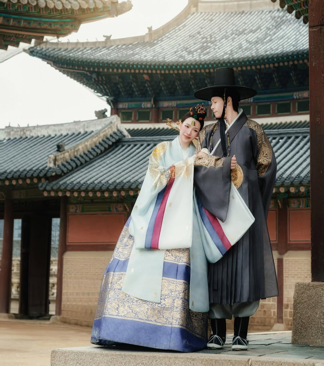 Thiết kế cổ trang nhiều lớp nhưng vẫn tôn lên vòng eo gọn gàng, dáng đứng uyển chuyển và phong thái dịu dàng của nàng hot mom.