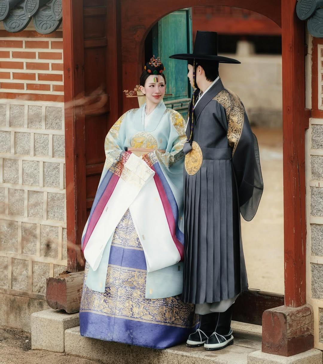 Gương mặt rạng rỡ, thần thái đằm thắm giúp Joyce Phạm mang đến cảm giác như một “vương phi” bước ra từ phim cổ trang.