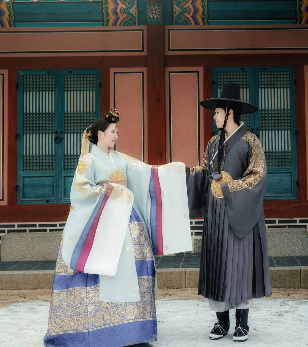 Ngoại hình cao ráo, phong thái chững chạc của Tâm Nguyễn giúp tổng thể khung hình thêm hài hòa.