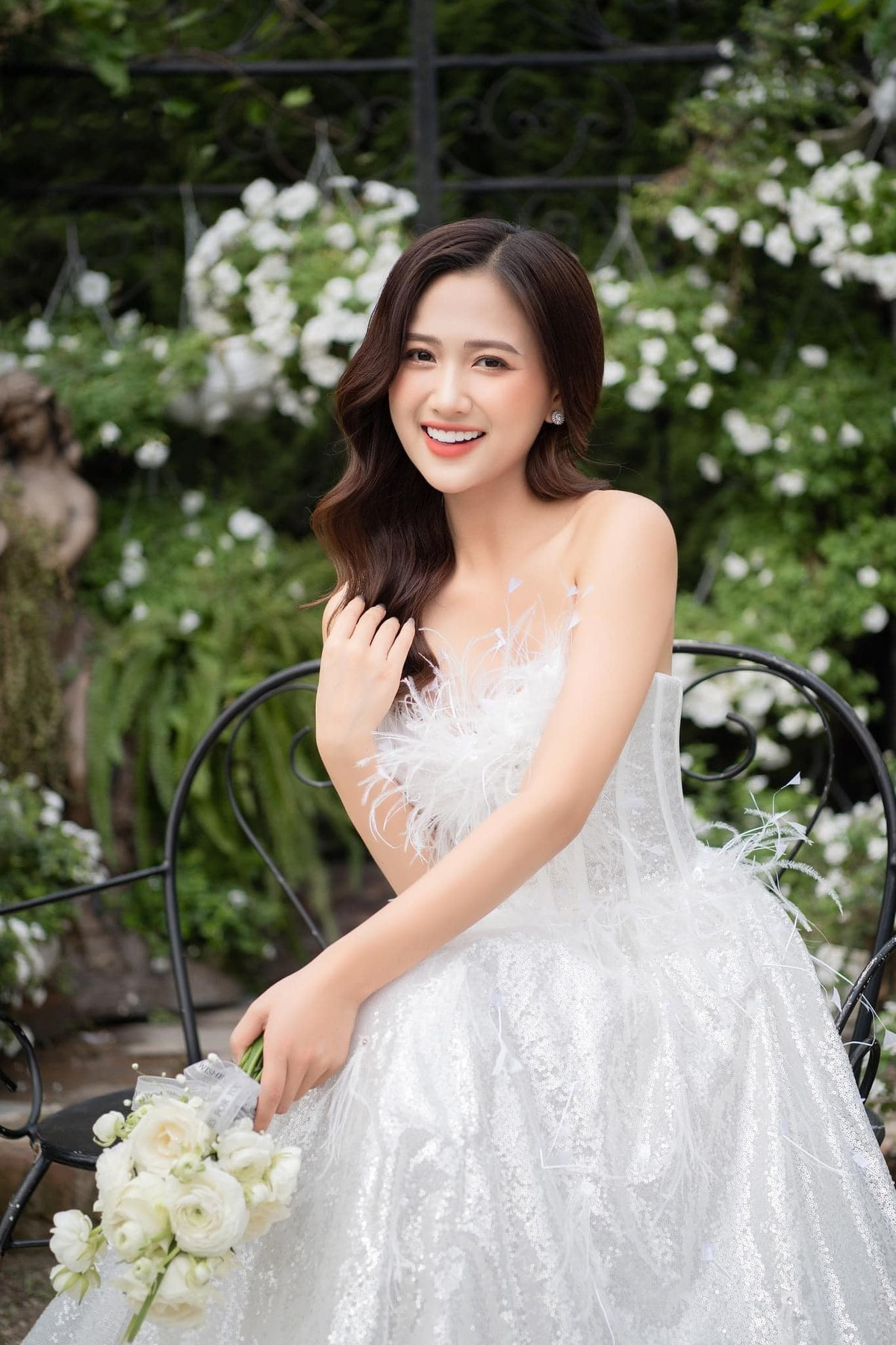 Đáng chú ý, đến giữa năm 2024, cộng đồng mạng bắt đầu xôn xao trước những "hint" cho thấy cặp đôi có khả năng "nối lại tình xưa". Trong một story trên mạng xã hội, Thu Hương khoe được một người giấu mặt tặng điện thoại đời mới, kèm dòng chữ "số một Việt Nam".