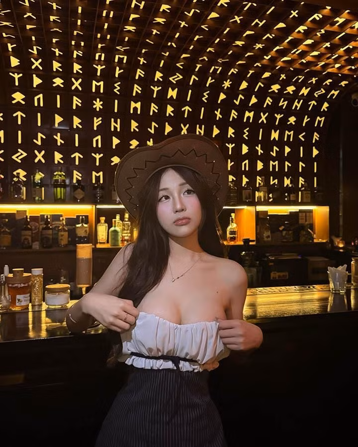 Khi dạo phố, Tít thường chọn những bộ váy liền thân ôm dáng nhẹ nhàng hoặc các set đồ hai mảnh với chất liệu vải tweed hoặc len mỏng. Những tông màu trung tính như be, xám, trắng, hay đen là lựa chọn chủ đạo, tạo nên sự thanh lịch nhưng vẫn vô cùng gợi cảm.