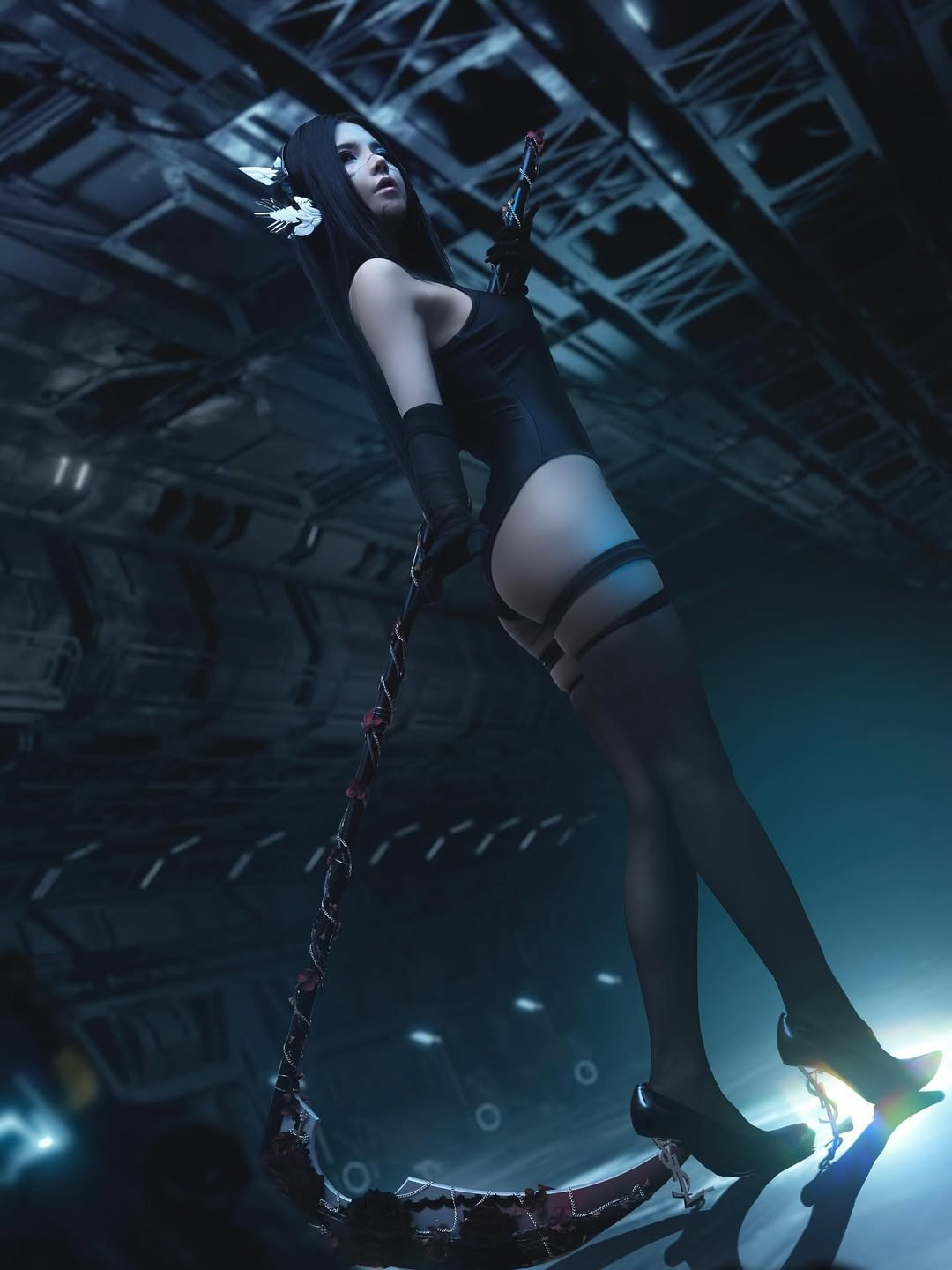 Mai Dora còn khéo léo sử dụng các phụ kiện như vũ khí mô phỏng, đèn LED để tăng thêm tính chân thực cho concept.