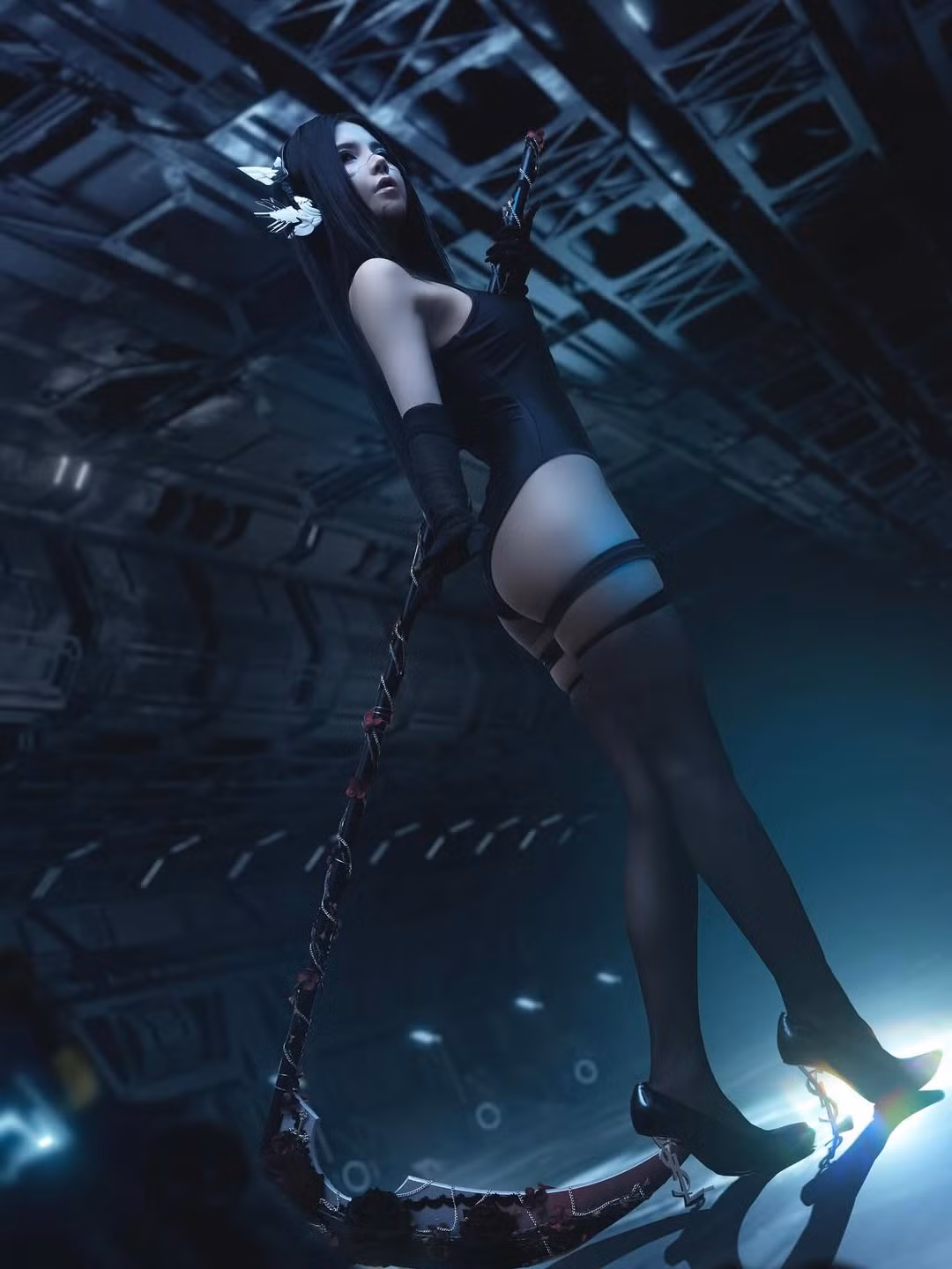 Mai Dora còn khéo léo sử dụng các phụ kiện như vũ khí mô phỏng, đèn LED để tăng thêm tính chân thực cho concept.