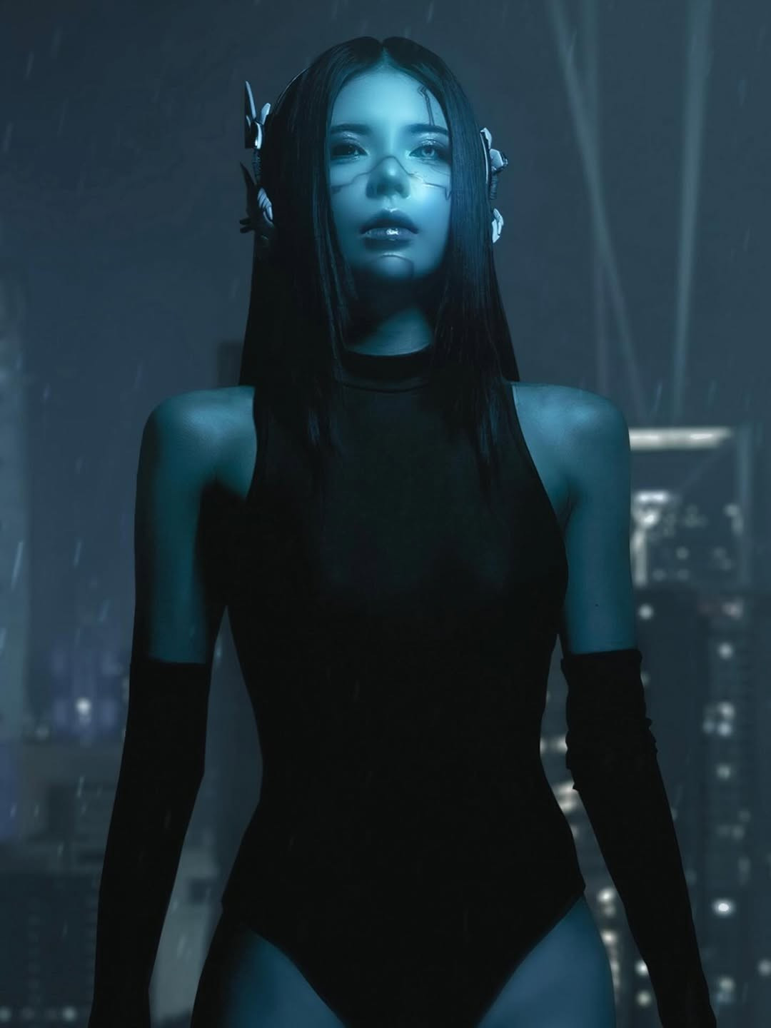 Từ ánh mắt sắc lạnh, biểu cảm cương nghị đến những động tác tạo dáng đầy quyền lực, tất cả đều toát lên vẻ đẹp mạnh mẽ, độc lập, khác hẳn với hình ảnh dịu dàng, đáng yêu thường thấy của Mai Dora.