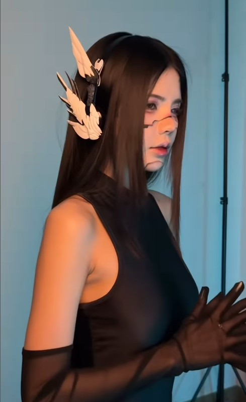 Màn cosplay nữ chiến binh tương lai lần này không chỉ khẳng định sự sáng tạo và đam mê của cô với nghệ thuật hóa trang, mà còn cho thấy một khía cạnh mạnh mẽ, cá tính hơn của nữ MC tài năng này.