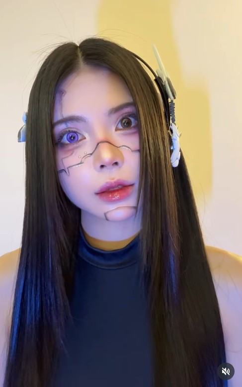 "Quá đỉnh!", "Không thể nhận ra Mai Dora luôn!", "Đúng chuẩn nữ chiến binh từ game bước ra!" là những bình luận phổ biến mà cư dân mạng dành tặng cho Mai Dora.