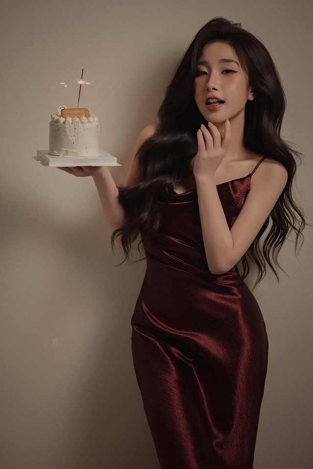 Dù đã qua thời kỳ "đỉnh cao" nhưng đến nay Tiểu Hý vẫn là một trong những hot girl được yêu thích. Vẻ đẹp của cô không chỉ đến từ ngoại hình mà còn đến từ sự tự tin, cá tính. Ảnh sử dụng trong bài: Facebook nhân vật.