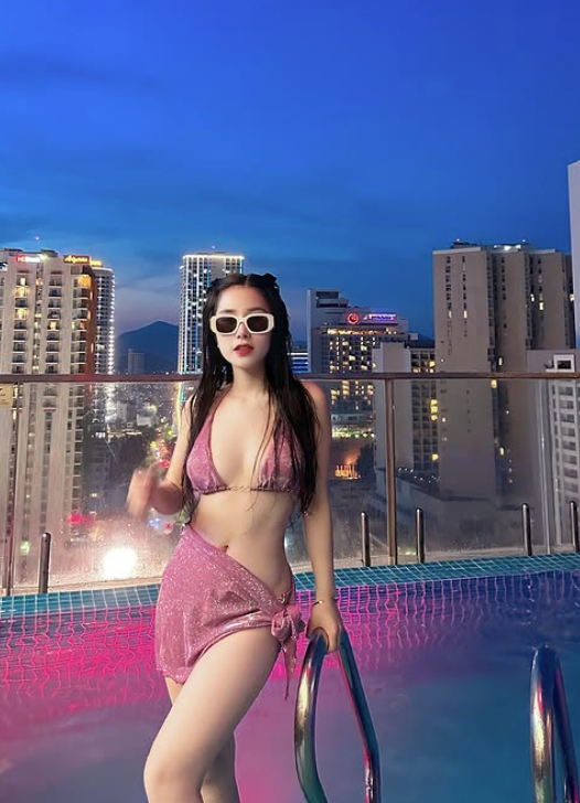 Đáng chú ý, một số fan cứng của Tiểu Hý đã "soi" rất kỹ loạt ảnh của cô nàng và bày tỏ nghi ngờ "vòng 1" của cô đã có sự thay đổi.